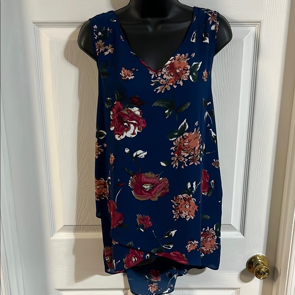 Chelsea & Theodore sleeveless navy floral top, size L.